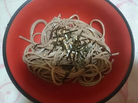 刻み海苔と白ごま乗せ　ざる蕎麦